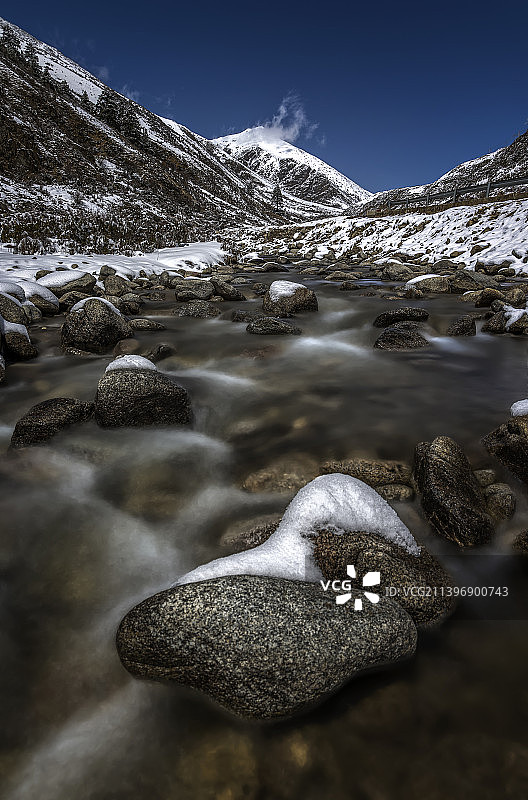 东达山雪中溪流图片素材
