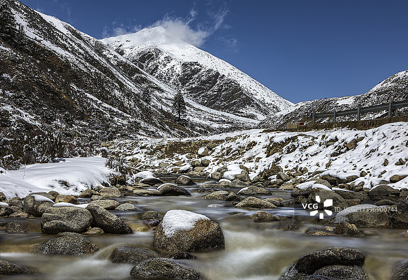 东达山雪中溪流图片素材