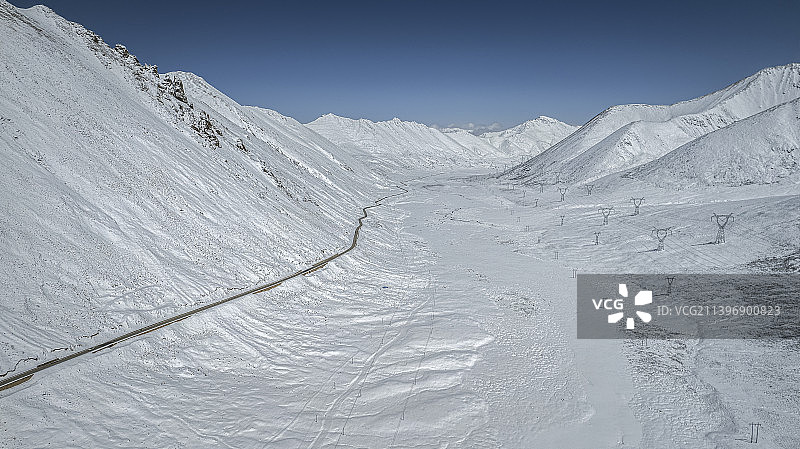 白雪覆盖的东达山垭口图片素材