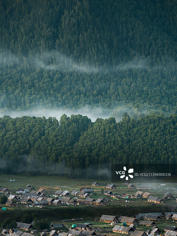 新疆禾木村观景台日出景观长焦镜头图片素材