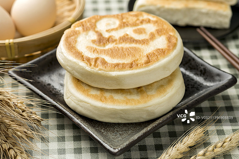 一盘发面饼特写格子桌布背景图片素材