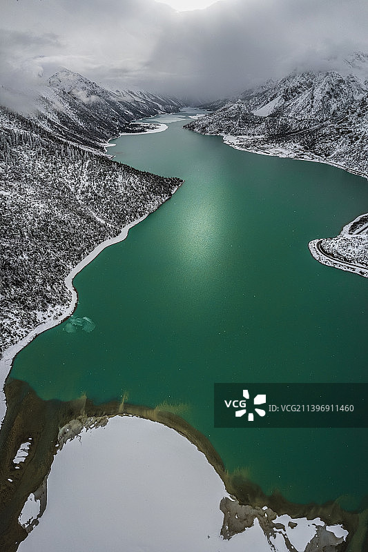 航拍冰雪中的然乌湖图片素材