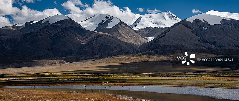 雪山湖泊图片素材