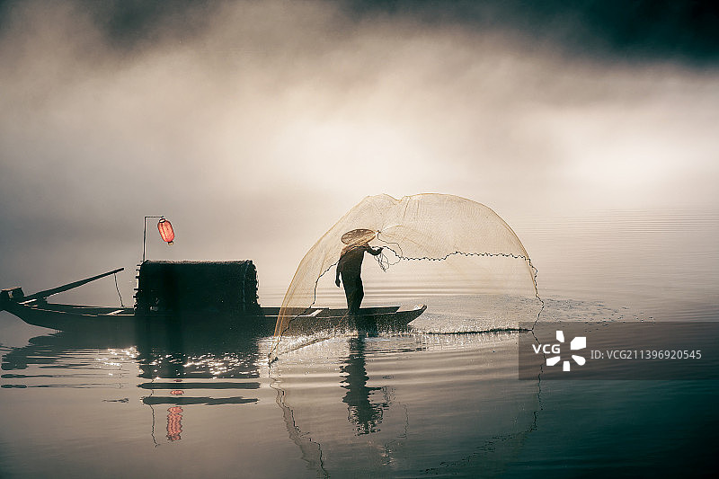 小东江-晨雾中的撒网图片素材