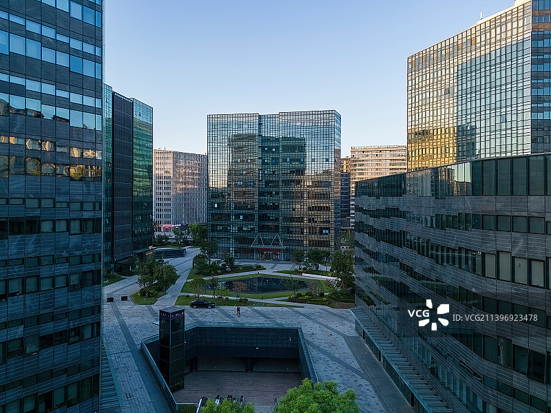 现代建筑群中的下沉空间图片素材