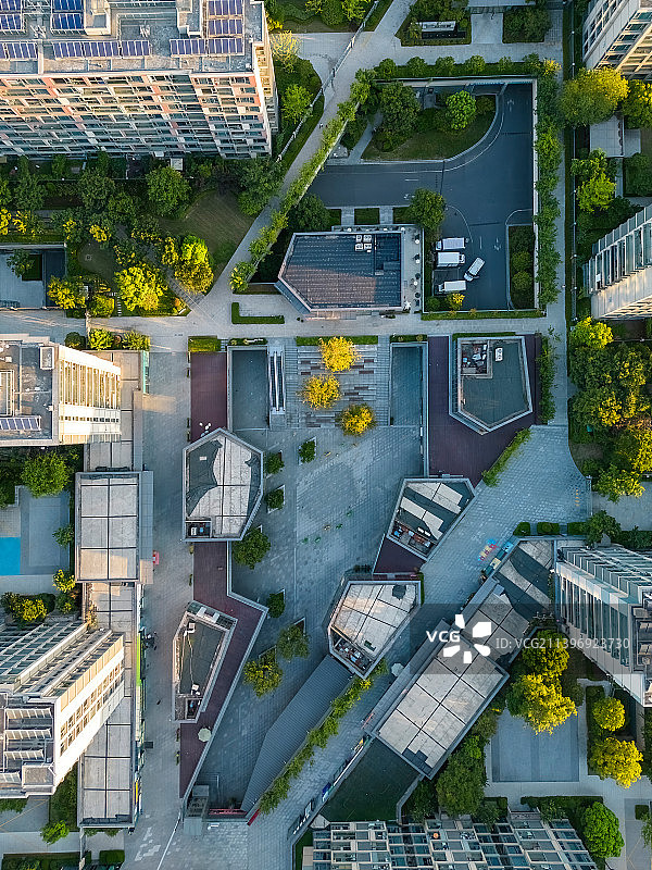 现代住宅区里的下沉空间图片素材