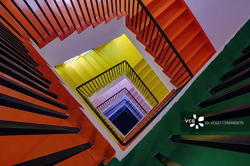 七彩旋转楼梯图片素材