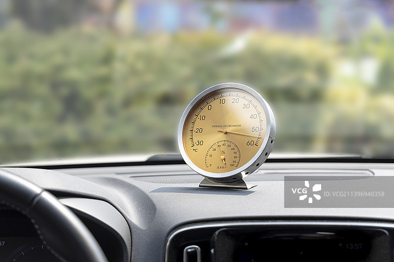 温度计和湿度计测量夏天的高温图片素材