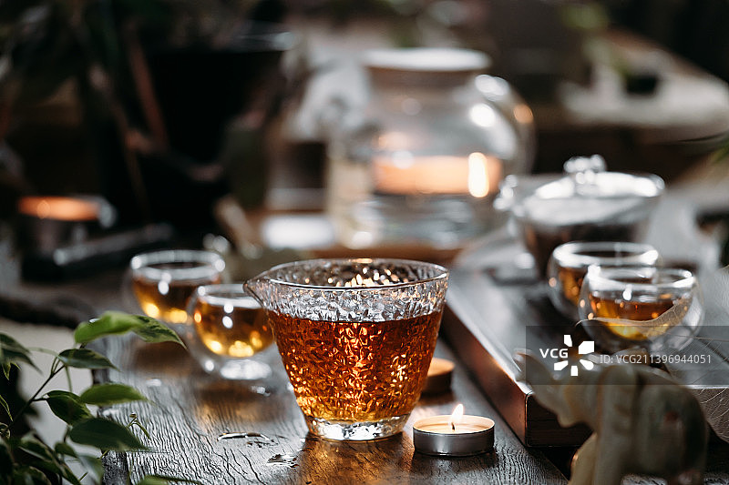 精美的中式茶具与烛光装饰图片素材
