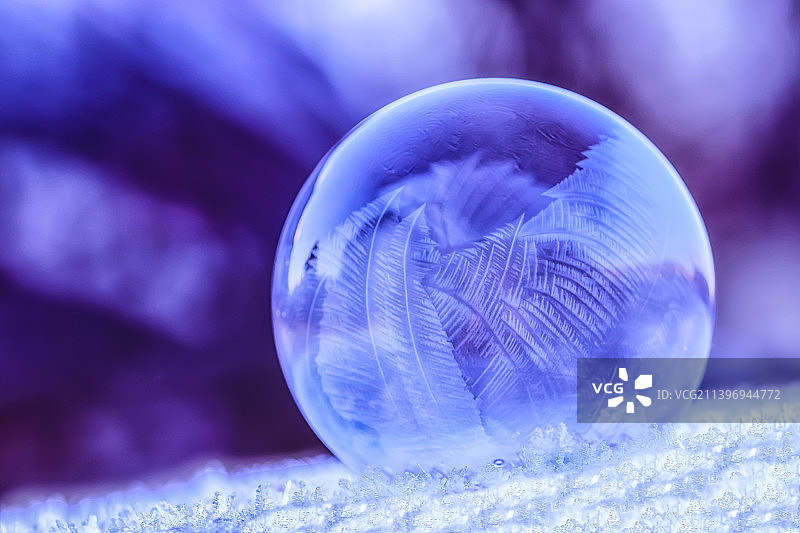 雪地上的水晶球特写图片素材