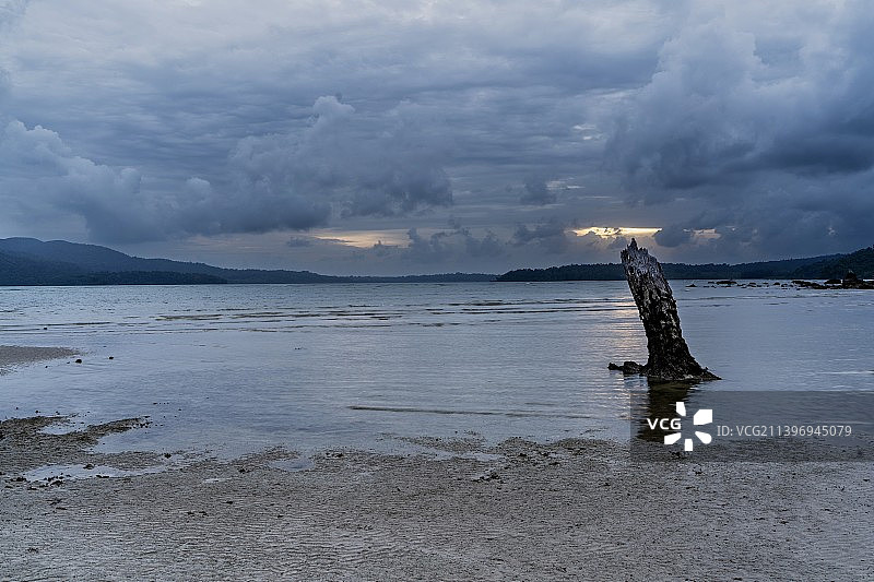 印度安达曼和尼科巴群岛北安达曼和中安达曼多云天空下的海景图片素材