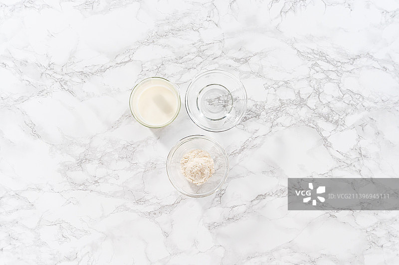 白色背景上的白色化妆品塑料软管俯视图片素材