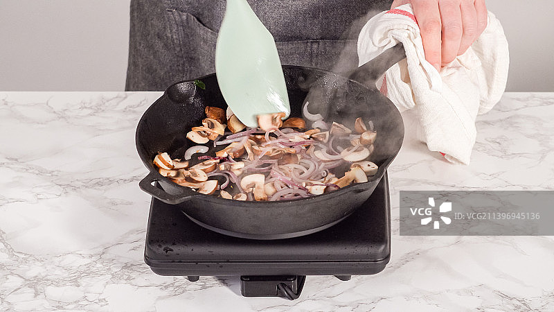 女士在烧烤架上准备食物的腰部特写图片素材