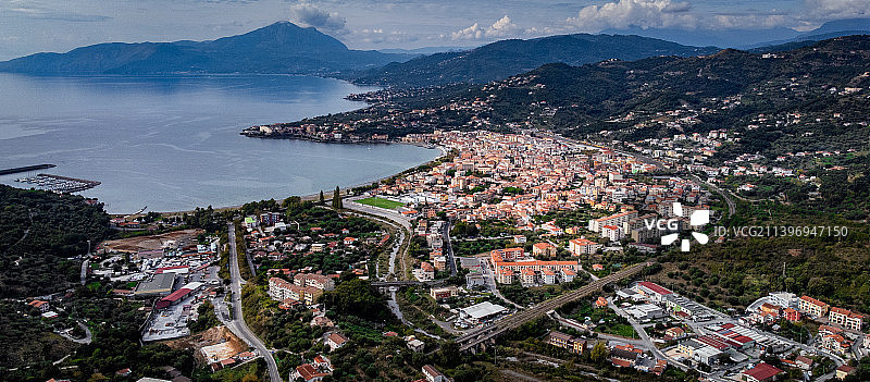 意大利萨普里市鸟瞰：意大利西海岸维托里奥·埃马努埃莱大街图片素材