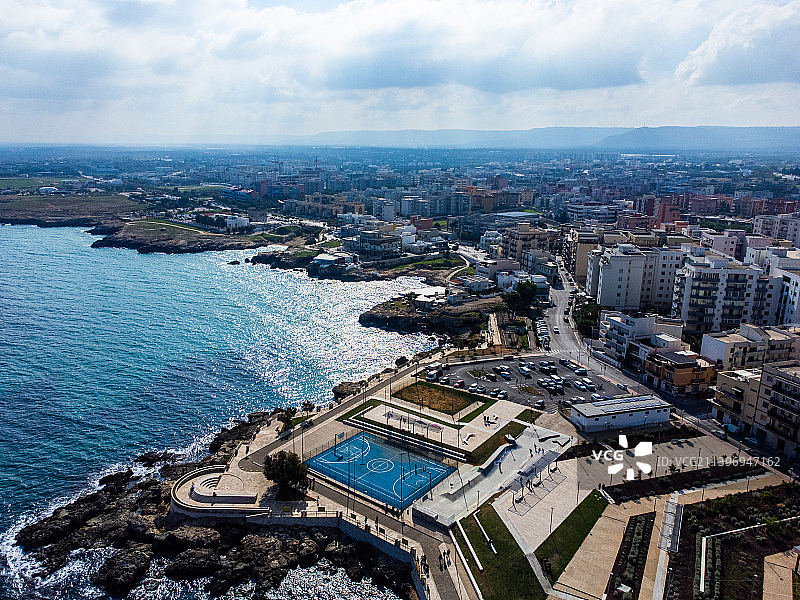 海边建筑物在天空背景下的高角度视图图片素材