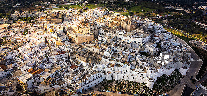 意大利奥斯图尼著名的白色房屋鸟瞰图片素材