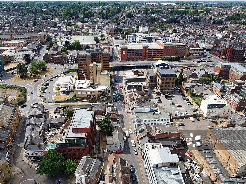 阳光明媚的英国城市中心高角度航拍：卢顿镇图片素材