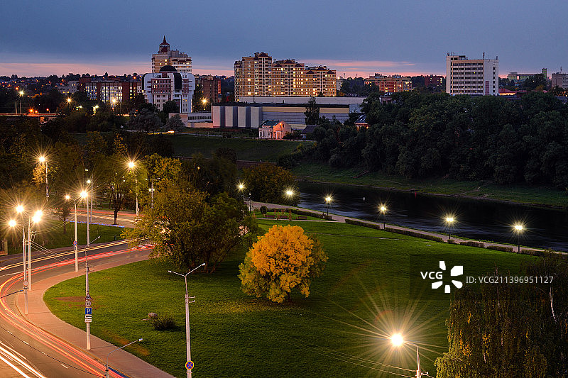 白俄罗斯维捷布斯克夜间道路上的光轨俯视图图片素材