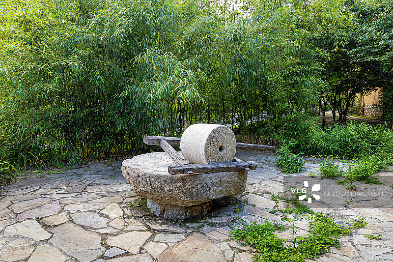 农村的石磨石碾：河南省洛阳市栾川县三川镇祖师庙村隐心谷图片素材