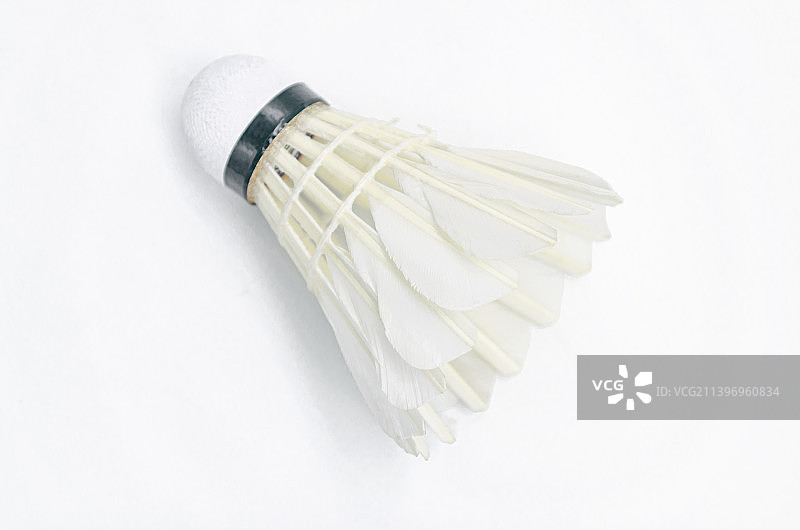 中国体育运动设备用品拍摄主题，一个白色的羽毛球特写，室内无人影棚拍摄图片素材