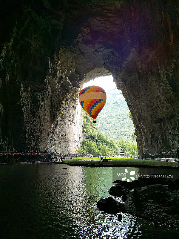 湖北利川市 腾龙洞风景区 热气球图片素材