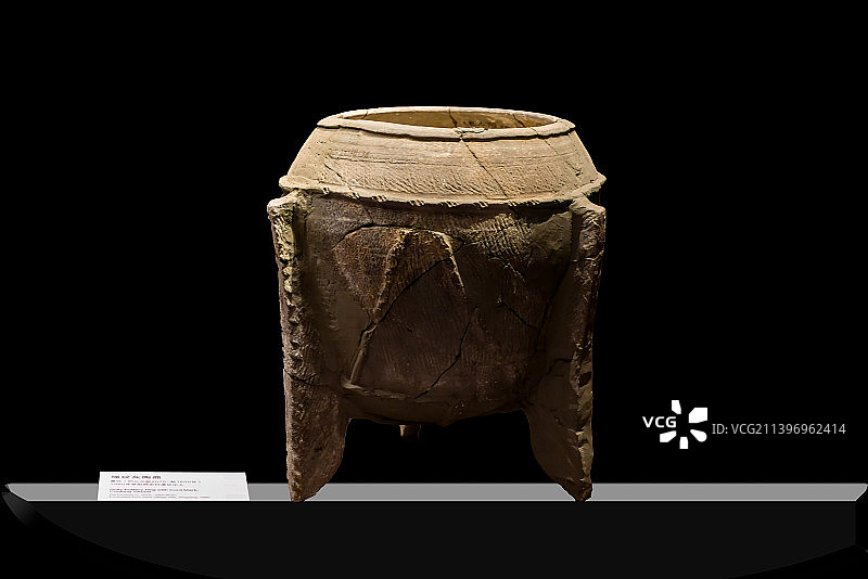 中国夏代陶器：绳纹灰陶鼎图片素材