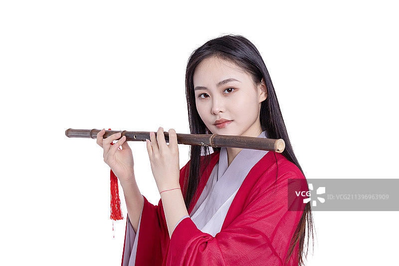白色背景下手持长笛的年轻女子肖像图片素材