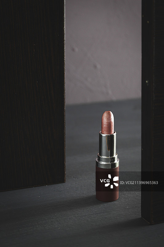 伊拉克桌子上的口红特写图片素材