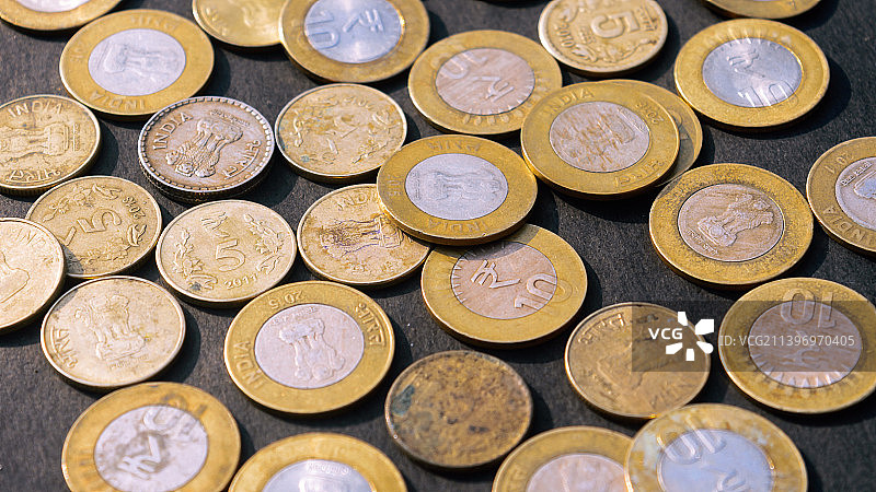 印度卢比硬币，加尔各答西孟加拉邦的乡村地面图片素材
