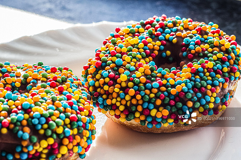 印尼桌子上彩色糖屑的俯视图图片素材