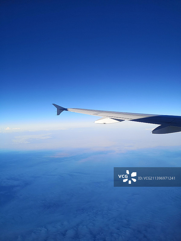 飞机飞过云层图片素材
