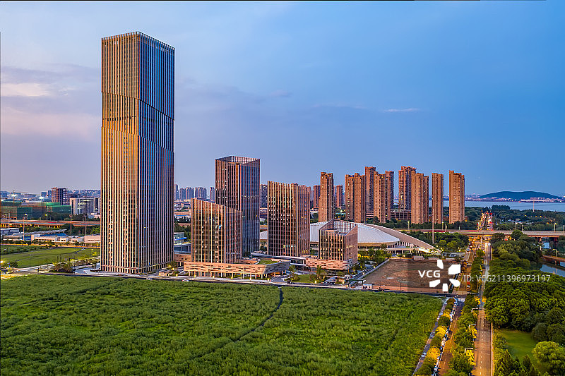 夕阳下的钱塘新区地标建筑下沙湾总部图片素材