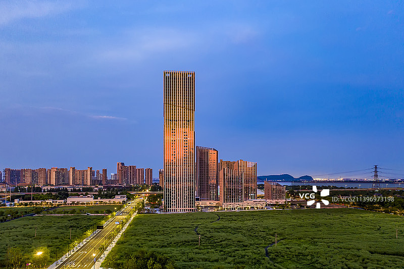 夕阳下的钱塘新区地标建筑下沙湾总部图片素材