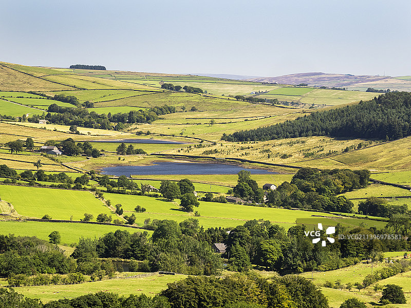 英国兰开夏郡彭德尔山下的黑色苔藓水库图片素材