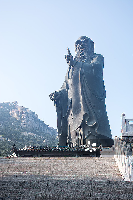 中国山东青岛崂山风景名胜区的巨大老子铜雕像图片素材