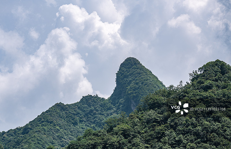 贵州省贵阳市的蓝天白云与森林图片素材
