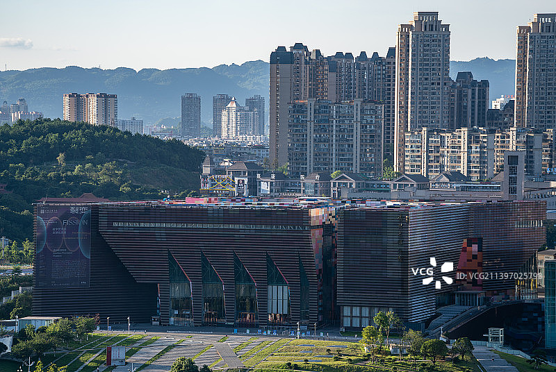 中国贵州省贵阳市观山湖区夕阳映照下核心商务区CBD蓝天白云下的城市风光图片素材