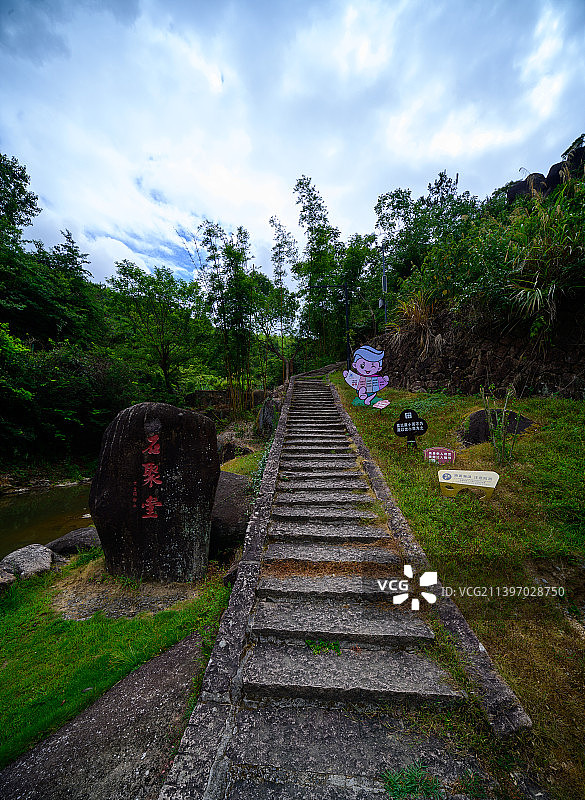 浙江温州苍南新奇小众景点，怪石累累、清凉幽深，被誉为“奇石天堂”图片素材