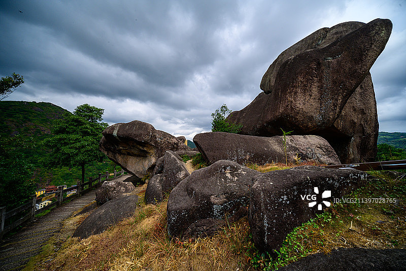 浙江温州苍南新奇小众景点，怪石累累、清凉幽深，被誉为“奇石天堂”图片素材