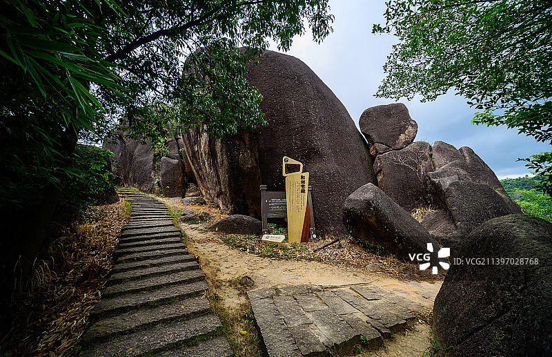 浙江温州苍南新奇小众景点，怪石累累、清凉幽深，被誉为“奇石天堂”图片素材