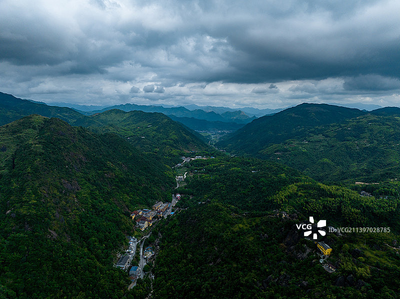 浙江温州苍南新奇小众景点，怪石累累、清凉幽深，被誉为“奇石天堂”图片素材