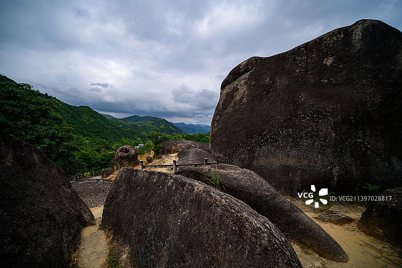 浙江温州苍南新奇小众景点，怪石累累、清凉幽深，被誉为“奇石天堂”图片素材
