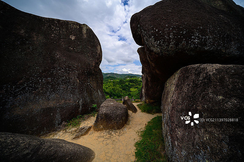 浙江温州苍南新奇小众景点，怪石累累、清凉幽深，被誉为“奇石天堂”图片素材