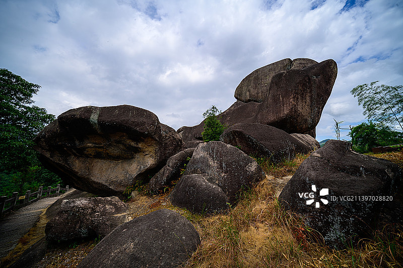 浙江温州苍南新奇小众景点，怪石累累、清凉幽深，被誉为“奇石天堂”图片素材