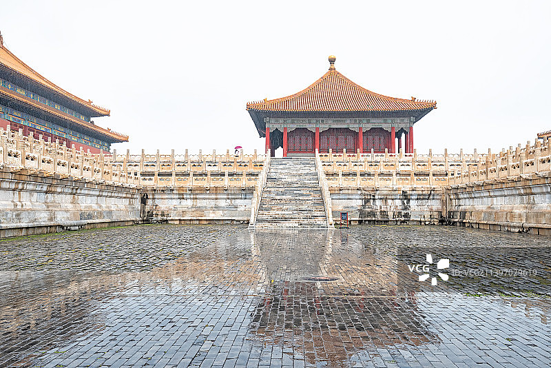 雨中的故宫三大殿之一中和殿图片素材