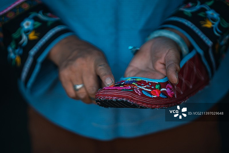 苗族传统手工绣花鞋制作图片素材