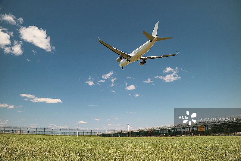 飞机降落图片素材