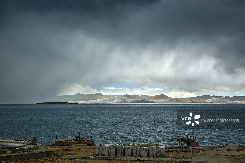 风起云涌普莫雍措圣湖库拉冈日神山图片素材