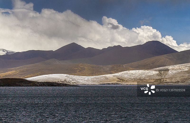 风起云涌普莫雍措圣湖库拉冈日神山图片素材