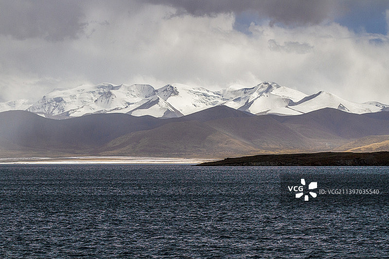 风起云涌普莫雍措圣湖库拉冈日神山图片素材
